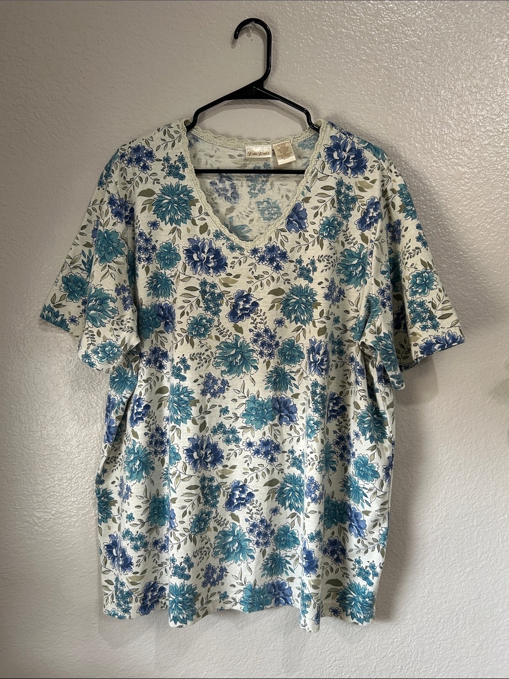 Bobbie Brooks Women’s Cream Blue Floral Print Pullover Sz  22W/24W V Neck Casual